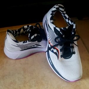 SAUCONY RUNNING SHOE- WOMENS
